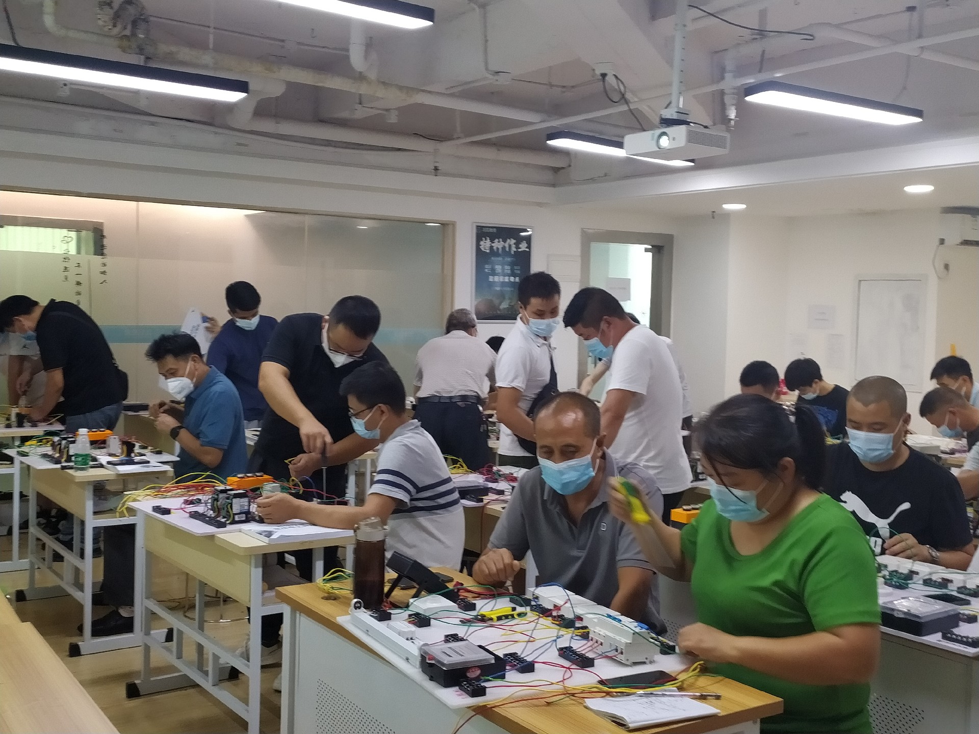 想考電工證在哪里報名？